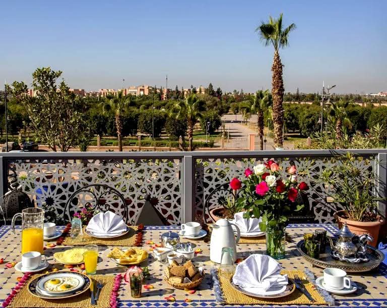 🇲🇦 À Vendre – Kasbah / Riad Titré avec Autorisation d’Hôtes – Marrakech – 400 m² – Vue Imprenable