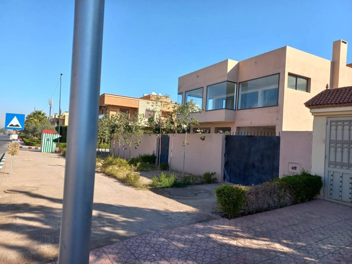 Superbe opportunité foncière au MAROC 🇲🇦 En vente Terrain : 522 m2 - Construit: 504 m2 (sur 3 niveaux) Targa Marakech :