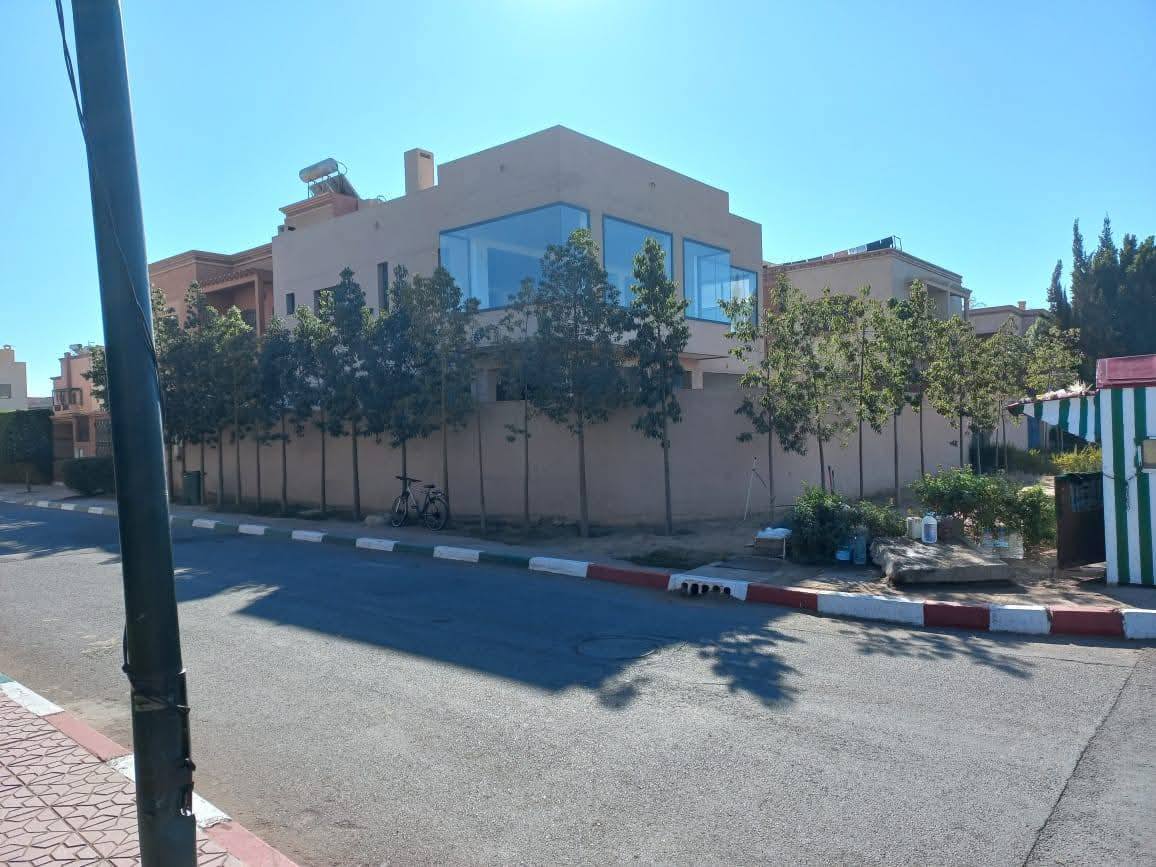 Superbe opportunité foncière au MAROC 🇲🇦 En vente Terrain : 522 m2 - Construit: 504 m2 (sur 3 niveaux) Targa Marakech :
