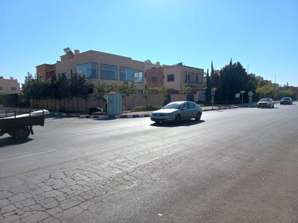 Superbe opportunité foncière au MAROC 🇲🇦 En vente Terrain : 522 m2 - Construit: 504 m2 (sur 3 niveaux) Targa Marakech :