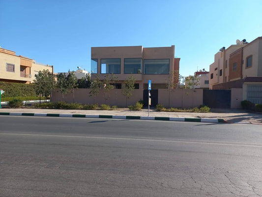 Superbe opportunité foncière au MAROC 🇲🇦 En vente Terrain : 522 m2 - Construit: 504 m2 (sur 3 niveaux) Targa Marakech :