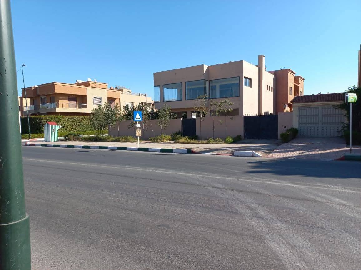 Superbe opportunité foncière au MAROC 🇲🇦 En vente Terrain : 522 m2 - Construit: 504 m2 (sur 3 niveaux) Targa Marakech :